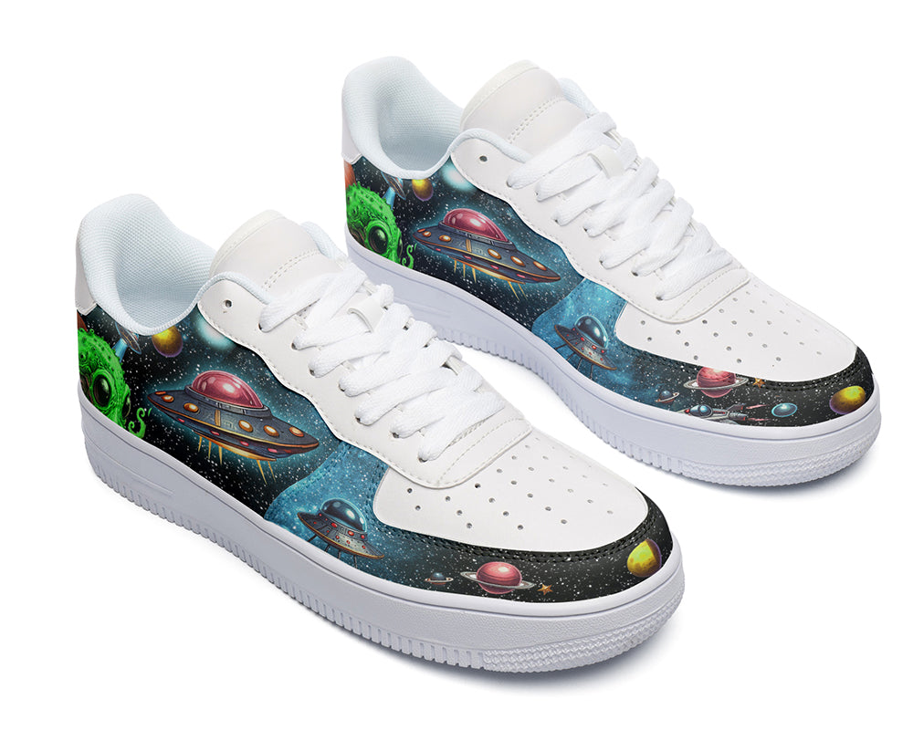 UFO Sneakers: UFO Space Alien Pattern Court Sneakers