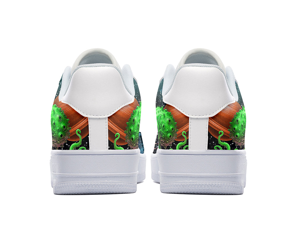 UFO Sneakers: UFO Space Alien Pattern Court Sneakers