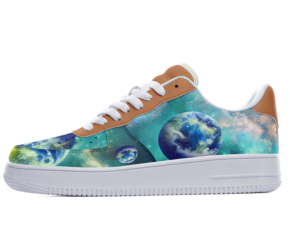 Planet Earth Sneakers: Planet Earth Pattern Court Sneakers