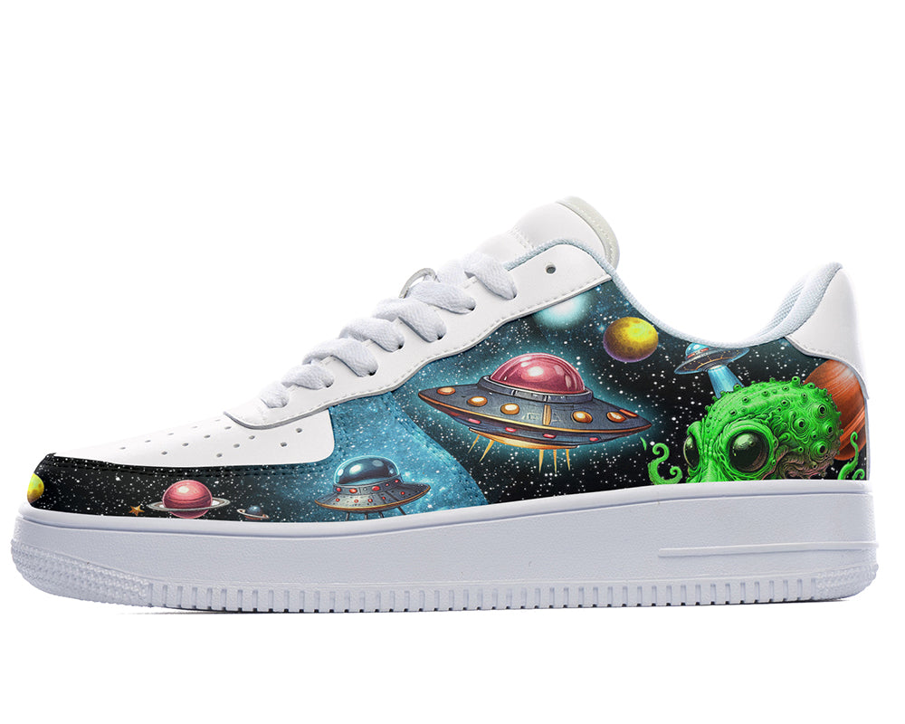 UFO Sneakers: UFO Space Alien Pattern Court Sneakers