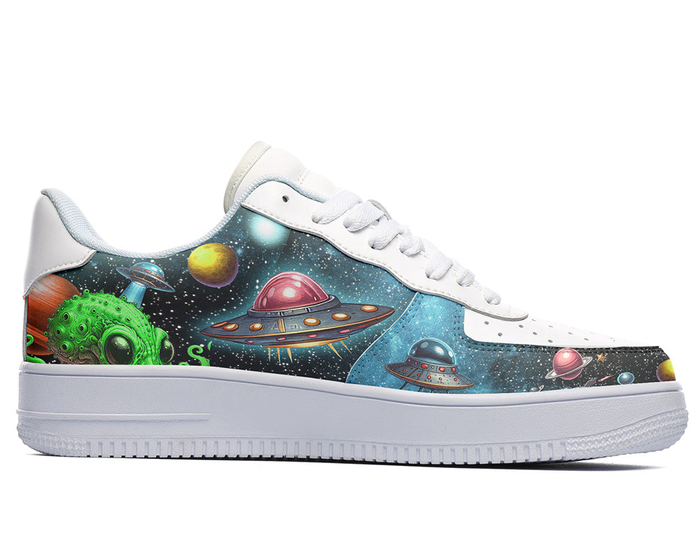 UFO Sneakers: UFO Space Alien Pattern Court Sneakers