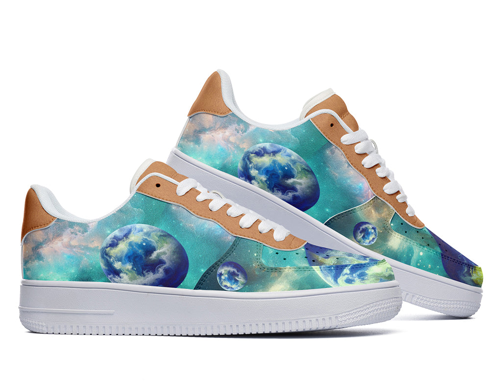 Planet Earth Sneakers: Planet Earth Pattern Court Sneakers