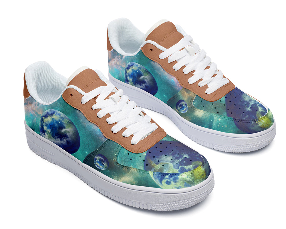 Planet Earth Sneakers: Planet Earth Pattern Court Sneakers